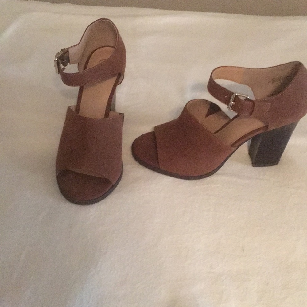 Open toe shoes